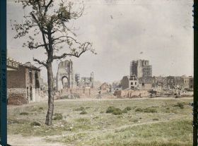 Image représentant Belgique, Ypres, Vue générale des ruines des Halles et de la Cathédrale St Martin