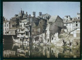 Image représentant France, Verdun, Sur les bords de la Meuse, maisons détruites