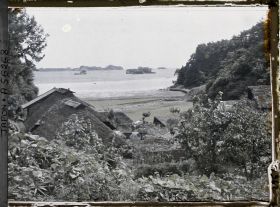 Image représentant La baie de Matsushima, vue d'un village juste au sud de l'île Oshima