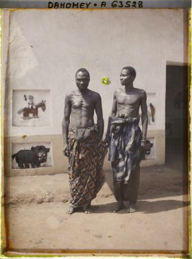 Image représentant Les deux artistes restaurateurs des reliefs des palais, devant l'ajalala (bâtiment de réception) de  null Guézo