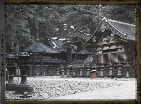 Image représentant La bibliothèque sacrée (Rinzo ou Kyôzô), à gauche derrière le torii, et les entrepôts sacrés du sanctuaire Tôshôgû