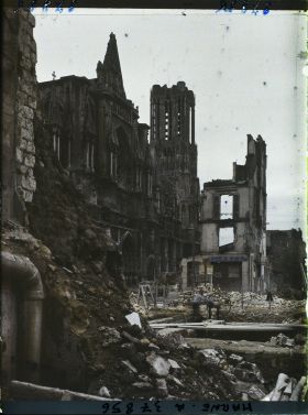Image représentant France, Reims, Ruines vers le porche ouest de la Cathédrale
