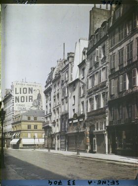 Image représentant La rue du Faubourg Saint-Honoré au niveau du numéro 14