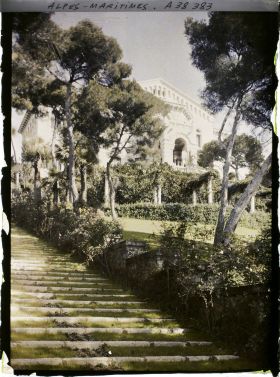 Image représentant La villa Cypris se dressant en haut du jardin et vue depuis son grand escalier