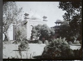 Image représentant La maison d'hôte (mihman khana) et une partie des jardins du Taj Mahal