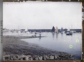 Image représentant Dans le port, le départ des bateaux pour la pêche