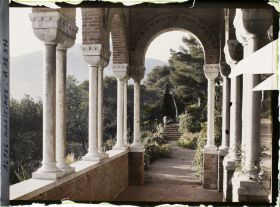 Image représentant Galerie byzantine du jardin de la villa Cypris, vue vers le nord-ouest