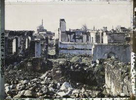 Image représentant Vue générale vers le quartier musulman (ruines). Au loin, deux mosquées : Ramazan Pasa Camii (XVIe s) et Bey Camii (XVIe s)