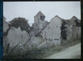 Image représentant Chassins, Un Coin du Village ; le Clocher de l'Eglise
