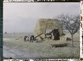 Image représentant France, Les Clayes, Une batteuse