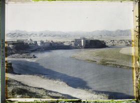 Image représentant Le village, la rivière Khabur au pied des montagnes (chaîne du Zagros, frontière du Kurdistan)
