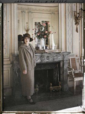 Image représentant Madame Nagaoka, invitée par Albert Kahn dans un salon de sa villa