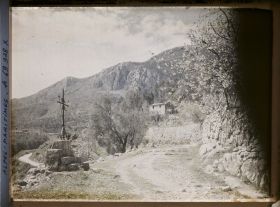 Image représentant Calvaire en bordure de route, vu en direction du village situé au pied du mont