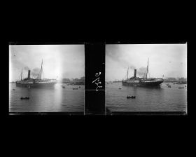 Image représentant Paquebot  et flotille de bateaux dans l'avant-port