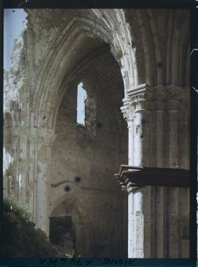 Image représentant Ruines de l'église, voûte et chapiteaux corinthiens endommagés