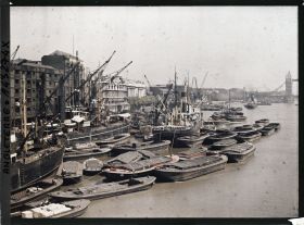 Image représentant Les docks vus du pont de Londres, au fond le Tower Bridge