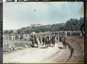 Image représentant Le général Gouraud entouré de son état-major et d'une escorte de deux escadrons de cavalerie