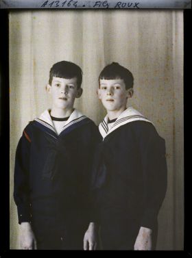 Image représentant Les  https://musee-albert-kahn.s-museum.fr/home/NWQ2OTAwYzNmYjZlZTk1ZWQwODJmMjY4L2dlbmVyaWMtbm90aWNlLXRhYi9hdXRob3JpdHkvNjE3YTc5ZjVjZjhiODk2OGIzMzM3ZDIx/5d6900c3fb6ee95ed082f268/generic-notice-tab/authority/617a79ebcf8b8968b3337709 enfants Roux