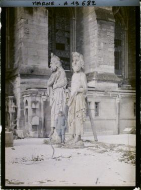 Image représentant France, Reims, Deux Status de Rois descendues de la façade de la Cathédrale