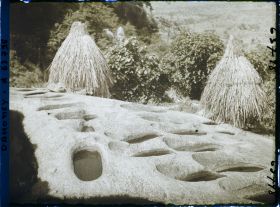 Image représentant Greniers à mil et trous dans le granit permettant d'écraser le mil avec une autre pierre