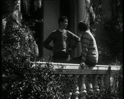 Image représentant Gaston et Georgette Quigrat devant la villa Miramar