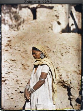 Image représentant Une femme hindoue (portrait de profil en plan américain)