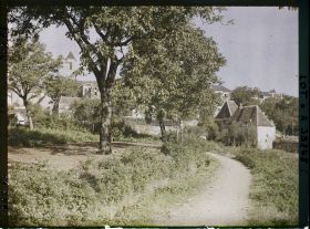 Image représentant France, Gourdon (Lot), Un coin de la ville, la tour de l'Eglise des Cordeliers