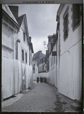 Image représentant La rue du Belzic avant le passage de la procession de la Fête-Dieu