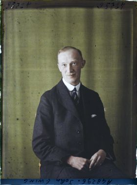 Image représentant Monsieur  https://musee-albert-kahn.s-museum.fr/home/NWQ2OTAwYzNmYjZlZTk1ZWQwODJmMjY4L2dlbmVyaWMtbm90aWNlLXRhYi9hdXRob3JpdHkvNjE3YTc5ZjVjZjhiODk2OGIzMzM3ZDIx/5d6900c3fb6ee95ed082f268/generic-notice-tab/authority/617a79ebcf8b8968b3336ca7 John Ewing