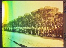 Image représentant Soldats indiens de l'armée britannique alliée passées en revue au bois des Pins par le général Gouraud, haut-commissaire de la République française