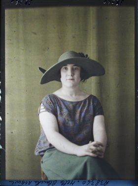 Image représentant Mademoiselle  https://musee-albert-kahn.s-museum.fr/home/NWQ2OTAwYzNmYjZlZTk1ZWQwODJmMjY4L2dlbmVyaWMtbm90aWNlLXRhYi9hdXRob3JpdHkvNjE3YTc5ZjVjZjhiODk2OGIzMzM3ZDIx/5d6900c3fb6ee95ed082f268/generic-notice-tab/authority/617a79ebcf8b8968b3337656 Blanche Reboul