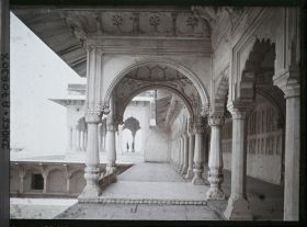 Image représentant Une galerie de la tour du Jasmin (Musamman Burj) dans le fort Rouge (Lal Qila)