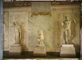 Image représentant Statues antiques dans la salle du Barôme du Museon Arlaten installé dans le palais du Félibrige, ancien hôtel de Laval-Castellane