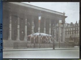Image représentant La place de la Bourse pavoisée pour les fêtes de la Victoire des 13 et 14 juillet