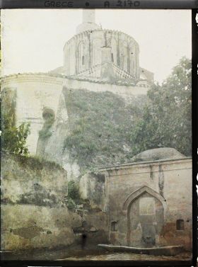 Image représentant Mosquée Yakoub-Pacha (Eglise Saint-Elias), contreforts et arcs-boutants, figuier au premier plan