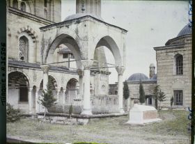 Image représentant Selimiye Camii (Grande Mosquée). Tombeau d'un éminent personnage. (Petit édifice à colonne et coupole dans la cour est du cimetière)