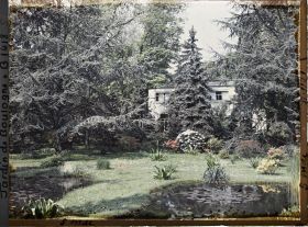 Image représentant Le marais et l'atelier photo, devenu laboratoire des "Archives de la Planète", après l'agrandissement et la transformation du bâtiment en briques qui jouxtait le laboratoire original) (vu de l'est)