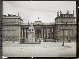Image représentant La place du Palais Bourbon vue de la rue de Bourgogne