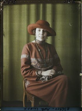 Image représentant https://musee-albert-kahn.s-museum.fr/home/NWQ2OTAwYzNmYjZlZTk1ZWQwODJmMjY4L2dlbmVyaWMtbm90aWNlLXRhYi9hdXRob3JpdHkvNjE3YTc5ZjVjZjhiODk2OGIzMzM3ZDIx/5d6900c3fb6ee95ed082f268/generic-notice-tab/authority/617a79ebcf8b8968b33377e3 Mademoiselle Sharp