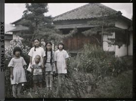 Image représentant Les enfants de la communauté catholique, vêtus à l'occidentale