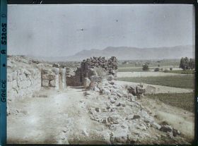 Image représentant Une porte de la citadelle (vue de l'intérieur), entre les enceintes extérieures et intérieures