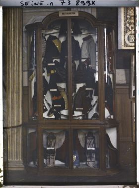 Image représentant L'hôtel des Invalides, vitrine d'uniformes de la Restauration