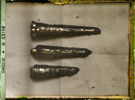 Image représentant Trois lames de poignards (bronze incrusté d'or et d'argent et nielle) provenant de Mycènes (recto)