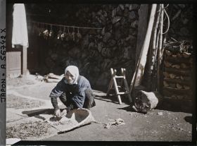 Image représentant Femme occupée au triage des pois