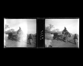 Image représentant Un soldat juché sur une charrette tirée par un âne et transportant des meubles dans Beichizi ("section Nord des Douves")