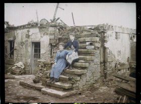 Image représentant France, Orvillers Sorel, Guerre : Les filles de Mr Debourge, S/les ruines de leur maison