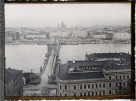 Image représentant Le pont des Chaînes sur le Danube depuis Buda vers Pest, avec au fond la cathédrale Saint-Étienne