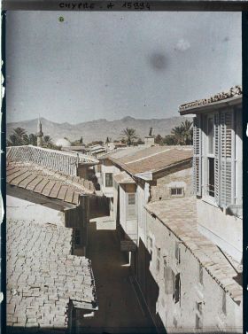 Image représentant Rue avec une mosquée au loin