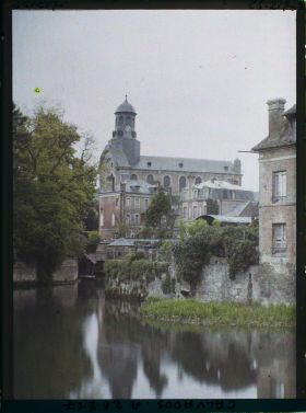 Image représentant L'église Saint-Désir au bord de la Touques