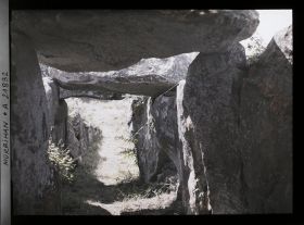 Image représentant L'intérieur de l'allée couverte de Mané-Kerioned, route d'Auray à Carnac.